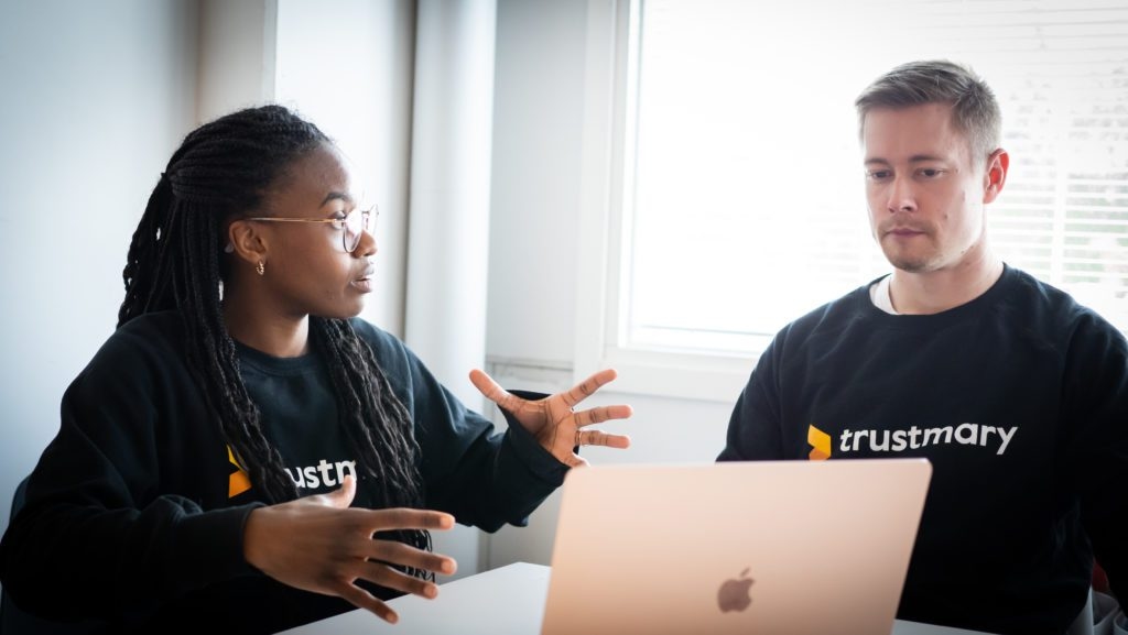team mates talking about how to respond to negative reviews