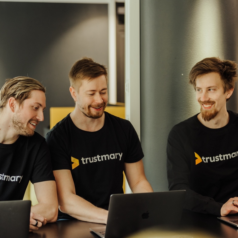 Tekoälyopas kasvuyrityksille: näkyvyys, luottamus ja arvostelut