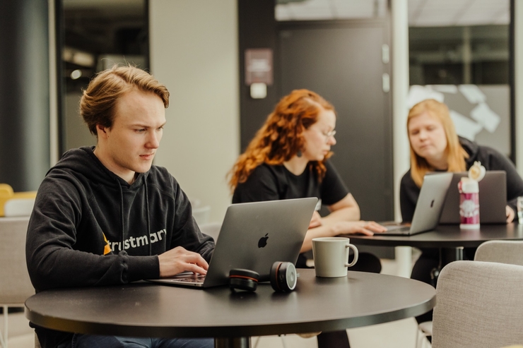 McKinseyn raportti vahvistaa: AI-haku on jo internetin uusi etusivu – näin suomalaiset yritykset pärjäävät muutoksessa