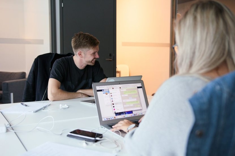 Hissipuheen avulla suurempiin tuloksiin – näin rakennat viiden kohdan avulla toimivan hissipuheen